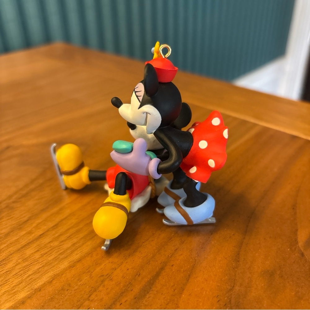 Hallmark 1997 Disney Minnie & Mickey Mouse New Pair of Skates Ornament - Picture 3 of 10